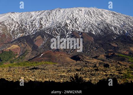 Campo di lava e innevato monte Etna, Sicilia, Italia Foto Stock