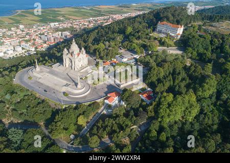 Vista aerea con drone del santuario di Santa Luzia a Viana do Castelo, Portogallo Foto Stock