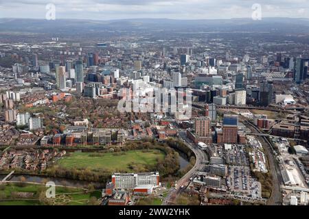 Vista aerea dello skyline di Manchester dalla testa di Salford con un giro del fiume Irwell in primo piano Foto Stock