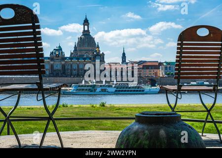 Disposizione delle sedie pieghevoli su Königsufer con vista sulla Frauenkirche e sulla Terrazza di Brühl, Dresda, Sassonia, Germania. Foto Stock