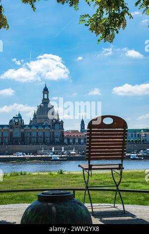 Disposizione delle sedie pieghevoli su Königsufer con vista sulla Frauenkirche e sulla Terrazza di Brühl, Dresda, Sassonia, Germania. Foto Stock