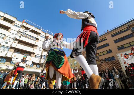 Danze regionali di ballerini vestiti con costumi tradizionali di fronte alla folla nella città di Zamora in Spagna. Foto Stock