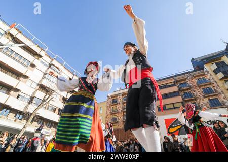 Un paio di ballerini vestiti con costumi regionali ballano per strada durante un evento a Zamora, in Spagna. Foto Stock