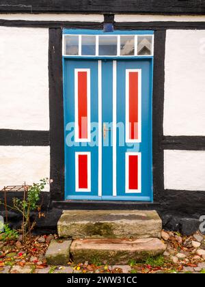 Vista frontale della porta colorata della vecchia casa in legno su via Teglgade a Mariager, Nordjylland, Danimarca Foto Stock