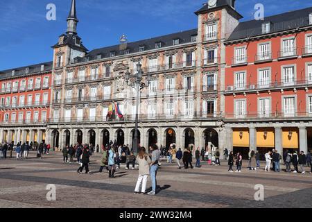 Madrid, Spagna. La Plaza Major. Spianata rettangolare aperta nel 1620. Casa de la Panaderia, facciata affrescata nel 1992 da Carlos Franco. Figure mitologiche. Foto Stock