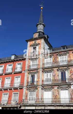 Madrid, Spagna. La Plaza Major. Spianata rettangolare aperta nel 1620. Casa de la Panaderia, facciata affrescata nel 1992 da Carlos Franco. Figure mitologiche. Foto Stock