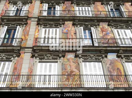 Madrid, Spagna. La Plaza Major. Spianata rettangolare aperta nel 1620. Casa de la Panaderia, facciata affrescata nel 1992 da Carlos Franco. Figure mitologiche. Foto Stock