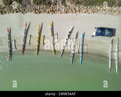 Veduta aerea delle canoe da Outrigger sulla spiaggia di West Busselton, Australia Occidentale Foto Stock