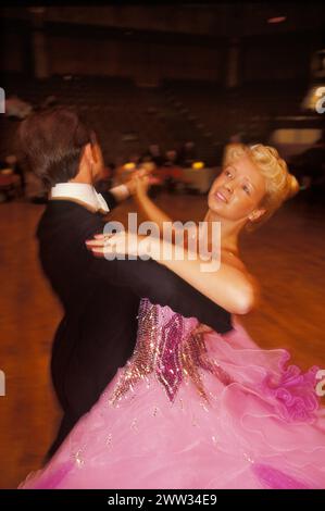 I partecipanti al programma TV 1990s come Dancing fanno un salto veloce sulla pista da ballo, si stanno allenando per come Dancing, una gara di ballo britannica al Winter Gardens, Empress Ballroom. Blackpool, Lancashire, Inghilterra 1 febbraio 1991. HOMER SYKES Foto Stock