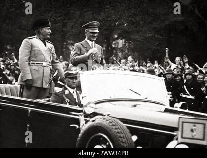 Benito Mussolini e Adolf Hitler in un'auto sostenuta da una grande folla - c 1940 Foto Stock