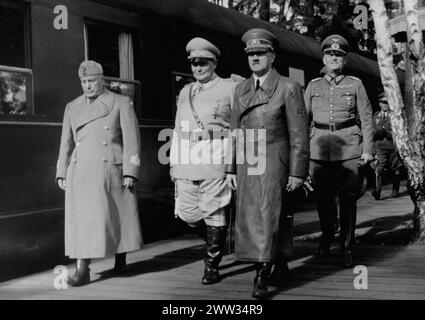 Da sinistra: Benito Mussolini, Hermann Goring, Adolf Hitler e Wilhelm Keitel alla stazione ferroviaria. 1941-08-30 Foto Stock