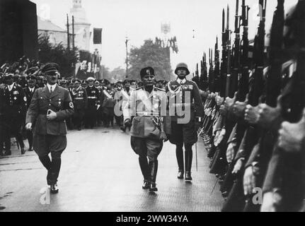 Benito Mussolini – politico e giornalista italiano che ha fondato e guidato il Partito Nazionale fascista, ispezionando le truppe accanto ad Adolf Hitler, anni 1940 Foto Stock