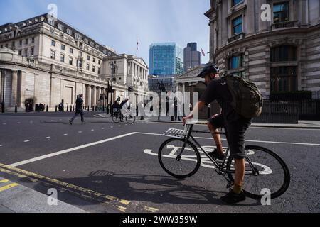 Londra, Regno Unito 21 marzo 2024 . Un ciclista passa davanti alla Banca d'Inghilterra nella città di Londra stamattina. Secondo l'Office of National Statistics (ONS ), l'inflazione del Regno Unito è scesa al suo livello più basso per quasi due anni e mezzo, al 3,4%, a causa di un calo dell'inflazione dei prezzi alimentari. Crediti: amer ghazzal/Alamy Live News Foto Stock