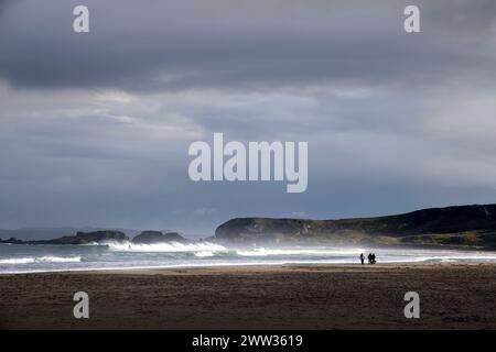 Persone che camminano sulla spiaggia di White Park Bay; Ballycastle; Co Antrim, Irlanda Foto Stock