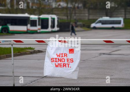 Magdeburgo, Germania. 21 marzo 2024. Ne vale la pena. Può essere letto su un giubbotto di plastica di Verdi appeso alla barriera di un deposito MVB. I negoziati tra il sindacato Verdi e l'associazione dei datori di lavoro comunali sono falliti nel terzo turno. Verdi ha quindi invitato i dipendenti delle aziende di trasporto locali a scioperare dal giovedì alla domenica. Crediti: Klaus-Dietmar Gabbert/dpa/Alamy Live News Foto Stock