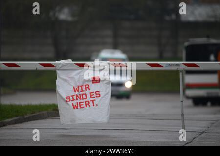 Magdeburgo, Germania. 21 marzo 2024. Ne vale la pena. Può essere letto su un giubbotto di plastica di Verdi appeso alla barriera di un deposito MVB. I negoziati tra il sindacato Verdi e l'associazione dei datori di lavoro comunali sono falliti nel terzo turno. Verdi ha quindi invitato i dipendenti delle aziende di trasporto locali a scioperare dal giovedì alla domenica. Crediti: Klaus-Dietmar Gabbert/dpa/Alamy Live News Foto Stock