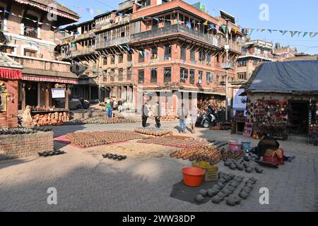 Vista delle pentole di argilla fatte a mano in piazza della ceramica a Bhaktapur, Nepal Foto Stock