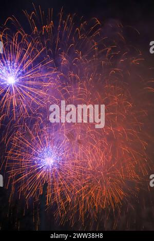 I bellissimi fuochi d'artificio di diversi colori e forme esplodono nel cielo di Valencia durante la celebrazione delle Fallas Foto Stock