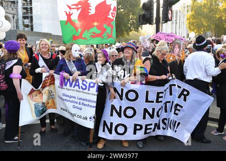 Foto datata 10/10/2018 di centinaia di manifestanti fuori dalla camera del parlamento in una disputa in corso sull'età pensionabile statale per le donne. Migliaia di donne potrebbero essere state colpite dal fatto che il Dipartimento per il lavoro e le pensioni non ha informato adeguatamente che l'età pensionabile statale era cambiata, ha detto il Mediatore del servizio parlamentare e sanitario. Data di pubblicazione: Giovedì 21 marzo 2024. Foto Stock