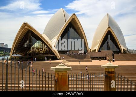 Vista posteriore della Sydney Opera House dal Royal Botanical Garden, Sydney Harbour, Australia Foto Stock