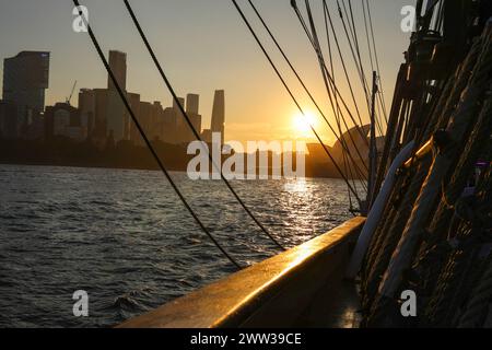 Tramonto su una barca a vela a Sydney Foto Stock