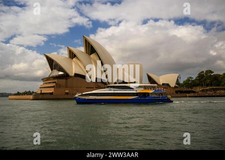 Vista laterale della Sydney Opera House in una giornata di sole, del porto di Sydney, Australia Foto Stock