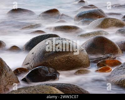 Primo piano, rocce arrotondate sulla spiaggia di Utakleiv, Vestvagoya, Lofoten, Norvegia Foto Stock