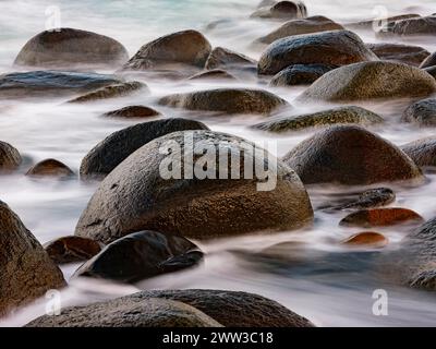 Primo piano, rocce arrotondate sulla spiaggia di Utakleiv, Vestvagoya, Lofoten, Norvegia Foto Stock