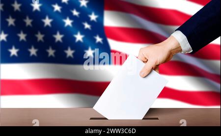 Mano che tiene il voto nella casella elettorale con la bandiera USA sullo sfondo. Concetto di elezioni presidenziali negli Stati Uniti Foto Stock