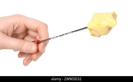 Fonduta gustosa. Donna che tiene la forchetta con un pezzo di pane e formaggio fuso su sfondo bianco, primo piano Foto Stock