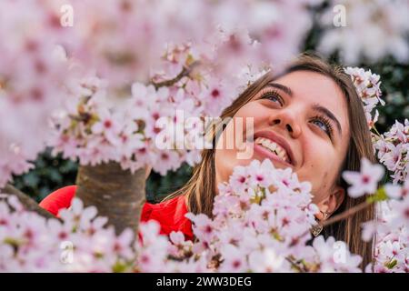 Londra, Regno Unito. 21 marzo 2024. Il personale di Kew si gode la fioritura dei ciliegi di Yoshino - Sounds of Blossom: Awaken Your Senses - il primo festival in fiore dei Kew Gardens. Il festival si svolge da sabato 23 marzo a domenica 14 aprile 2024. È la prima collaborazione del suo genere con il Royal College of Music, creando un'esperienza stagionale immersiva. Crediti: Guy Bell/Alamy Live News Foto Stock