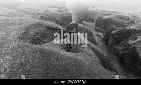 Fjadrarglijufur Canyon nella nebbia, Justin Bieber Canyon, immagine drone, immagine in bianco e nero, Sudurland, Islanda Foto Stock