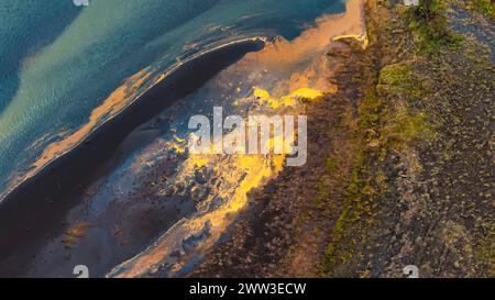 Paesaggio fluviale mineralizzato coperto, immagine drone, Landeyjasandur, Sudurland, Islanda Foto Stock