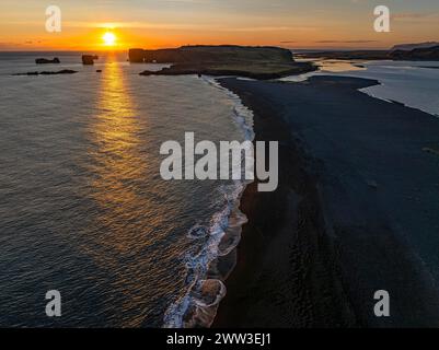 Tramonto sulle rocce di Dyrholaey, colpo di droni, Sudurland, Islanda Foto Stock