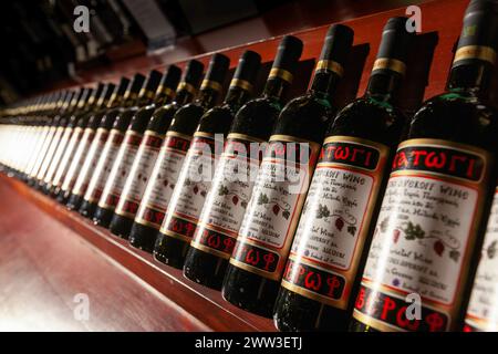 Bottiglie di un vino di fila, presso le cantine della famosa cantina Katofi Averof, un'antica cantina di alta qualità nel villaggio montano di Metsovo. Foto Stock