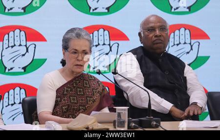 Nuova Delhi, India. 21 marzo 2024. Sonia Gandhi (a sinistra) discorso come presidente del partito Malikarjun Kharge (a destra) Ascolta durante una conferenza stampa presso la sede dell'AICC a nuova Delhi. Il leader del partito Rahul Gandhi ha visto Rahul Gandi dire che i conti del Congresso (11 filiali bancarie in diverse banche) sono congelati e non possono prelevare denaro, quindi il partito non può fare campagna elettorale per le prossime elezioni di Lok Sabha. Credito: SOPA Images Limited/Alamy Live News Foto Stock