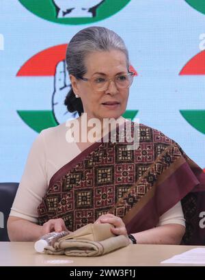 Nuova Delhi, India. 21 marzo 2024. Il leader del partito congresso Sonia Gandhi, durante una conferenza stampa presso la sede dell'AICC a nuova Delhi. Rahul Gandi ha detto che i conti del Congresso (11 filiali bancarie in diverse banche) sono congelati e non possono prelevare denaro, quindi il partito non può fare campagna elettorale per le prossime elezioni di Lok Sabha. Credito: SOPA Images Limited/Alamy Live News Foto Stock