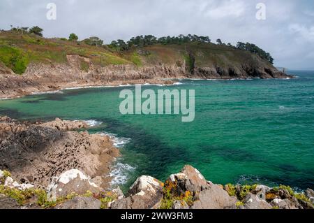 Costa dal faro Petit Minou, dal mare Iroise, dal Goulet de Brest, da Plouzane, dal Finistere (29), Brittany, Francia Foto Stock