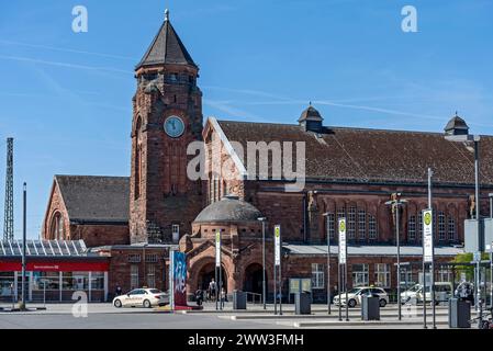 Storica stazione ferroviaria di Wilhelmine, torre dell'orologio, edificio della reception con stazione degli autobus, neomanico e Art Nouveau, arenaria rossa, cultura Foto Stock
