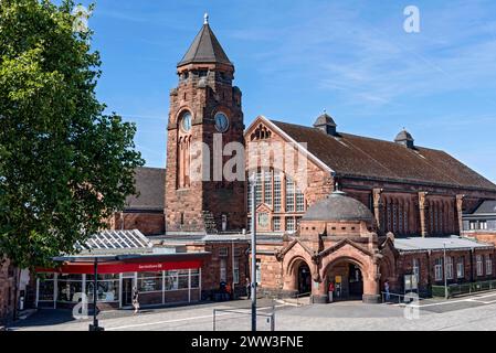 Storica stazione ferroviaria di Wilhelmine, torre dell'orologio, padiglione con ingresso all'edificio della stazione, neomanico e Art Nouveau, arenaria rossa Foto Stock