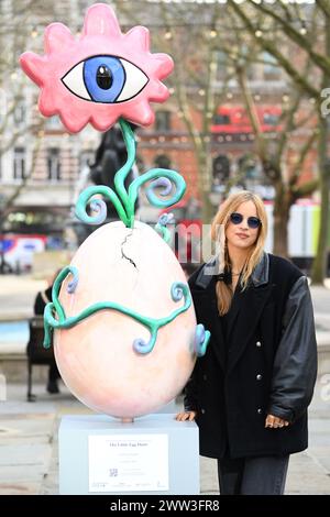 L'artista A USO ESCLUSIVO EDITORIALE Charlotte Colbert alla Elephant Family's Little Egg Hunt, presentata da Clarence Court, a Chelsea, Londra, una caccia interattiva all'uovo su larga scala, con pezzi disegnati da 12 designer leader. Data foto: Giovedì 21 marzo 2024. Foto Stock