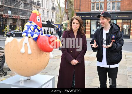 SOLO PER USO EDITORIALE la Principessa Eugenie parla con l'artista Philip Colbert alla Elephant Family's Little Egg Hunt, presentata da Clarence Court, a Chelsea, Londra, una caccia interattiva all'uovo su larga scala, con pezzi disegnati da 12 designer leader. Data foto: Giovedì 21 marzo 2024. Foto Stock