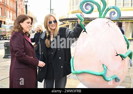 SOLO PER USO EDITORIALE la Principessa Eugenie parla con l'artista Charlotte Colbert alla Elephant Family's Little Egg Hunt, presentata da Clarence Court, a Chelsea, Londra, una caccia interattiva all'uovo su larga scala, con pezzi disegnati da 12 designer leader. Data foto: Giovedì 21 marzo 2024. Foto Stock