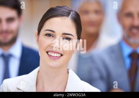 Donna d'affari, ritratto e leadership per fiducia, lavoro di squadra e informazioni su di noi in ufficio, sul luogo di lavoro o in studio legale. Faccia degli avvocati, dei dipendenti e del gruppo Foto Stock