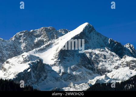 Montagne innevate sopra Garmisch Partenkirchen Monte Alpspitze nel centro della Baviera Germania Foto Stock