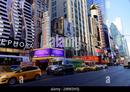 Strada urbana trafficata con taxi, passanti e una fila di negozi e cartelloni, Manhattan, New York, New York, Stati Uniti, nord America Foto Stock