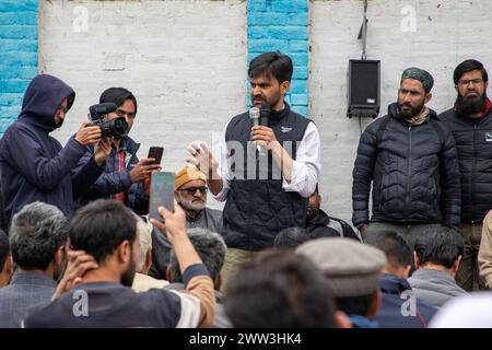 Pulwama, India. 21 marzo 2024. Waheed-Ur-Rahman Para, leader del Partito Democratico Popolare del Kashmir e del Jammu, si rivolge alle persone durante una conferenza dei lavoratori del partito in vista delle imminenti elezioni generali in India, nel distretto di Pulwama, a sud di Srinagar. Credito: SOPA Images Limited/Alamy Live News Foto Stock