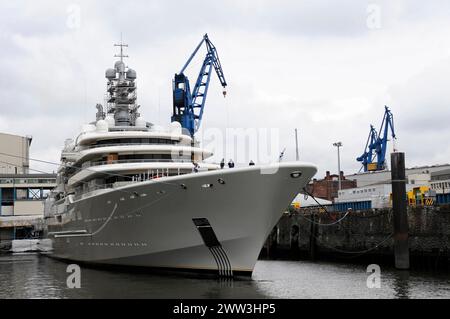 Un grande yacht bianco di lusso ormeggiato nel porto in una giornata nuvolosa, Amburgo, città anseatica di Amburgo, Germania Foto Stock