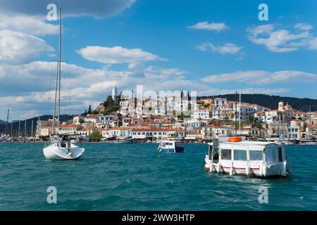 Vista su un porto affollato con barche e cielo limpido su una tradizionale città costiera, vista da Galatas, Argolis, a Poros, l'isola di Poros, Saronico Foto Stock