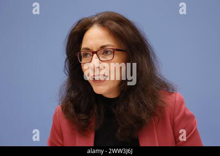 Yasmin Fahimi, Vorsitzende, Deutscher Gewerkschaftsbund DGB, Deutschland, Berlino, Bundespressekonferenz, Thema: Bündnis Zusammen für Demokratie. Bund. IM. Ort. VOR für alle. *** Yasmin Fahimi, Presidente, Confederazione sindacale tedesca DGB , Germania, Berlino, Conferenza stampa federale, tema Alleanza insieme per la democrazia nella Federazione localmente per tutti Foto Stock